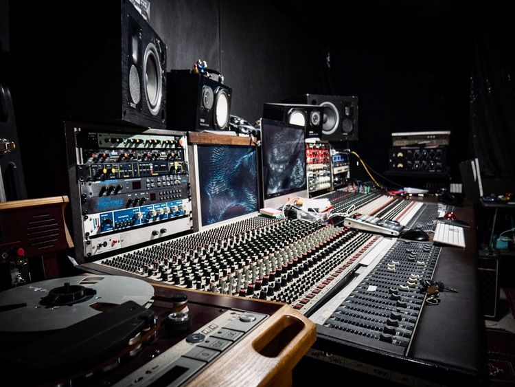 Studio d'enregistrement Spacieux avec une Console Analogique à Paris, 75018