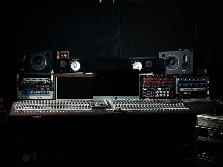 Studio d'enregistrement Spacieux avec une Console Analogique à Paris, 75018