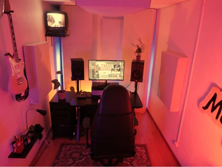 Home Studio Photo Ambiancé avec Fond Blanc & Décor Musical à Lille, 59160