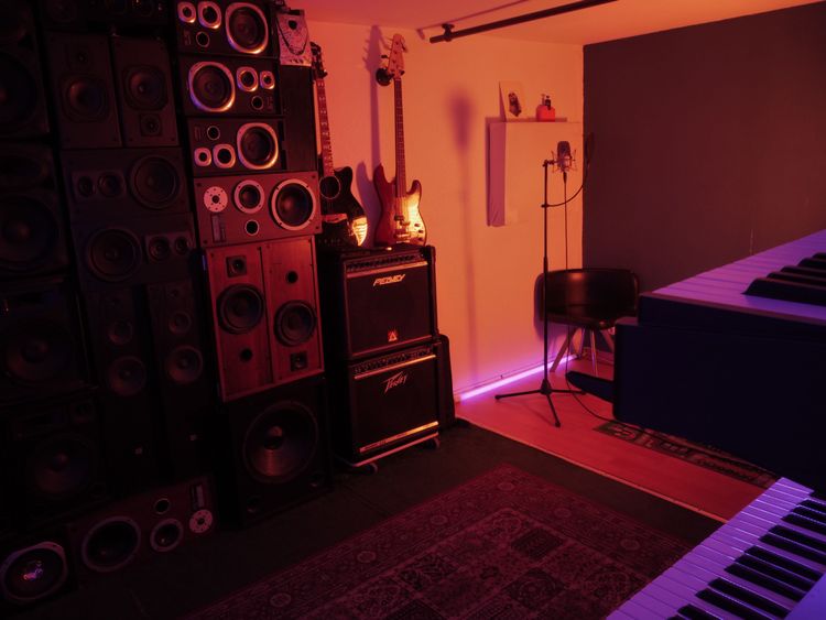 Home Studio Photo Ambiancé avec Fond Blanc & Décor Musical à Lille, 59160
