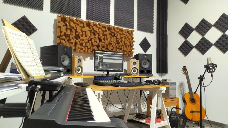 Studio d'enregistrement à l'écoute de l'artiste à Rambouillet, 78120