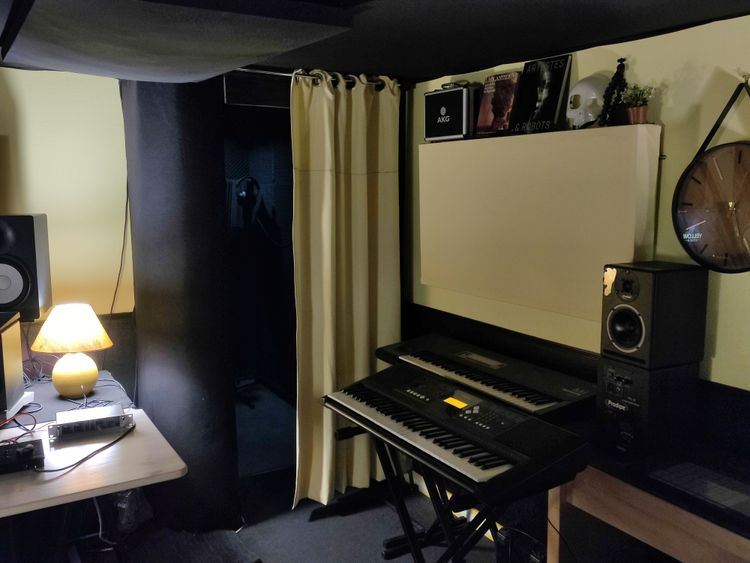 Studio Podcast Chaleureux et Inspirant à Saint-Ouen-Sur-Seine, 93400