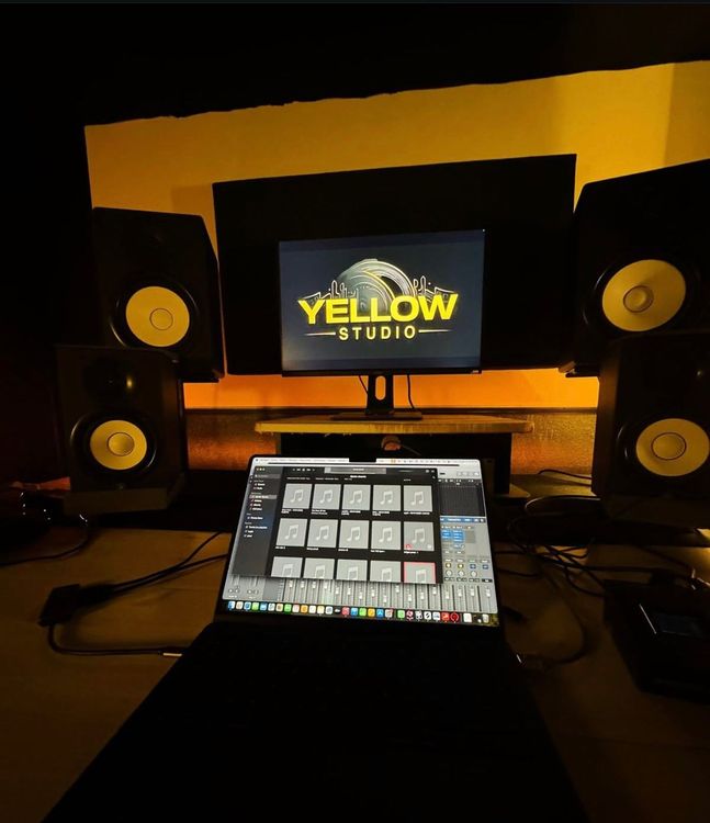 Studio Podcast Chaleureux et Inspirant à Saint-Ouen-Sur-Seine, 93400
