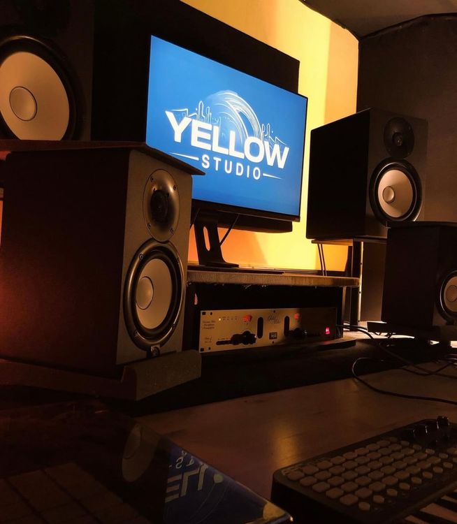 Studio Podcast Chaleureux et Inspirant à Saint-Ouen-Sur-Seine, 93400