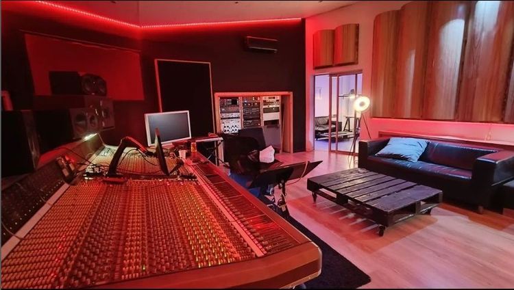 Studio d'enregistrement Professionnel Sur-Equipé & très Spacieux à Marseille, 13013