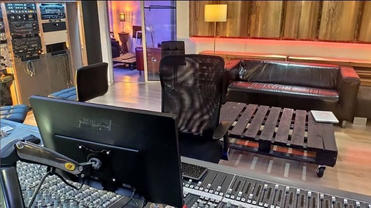 Studio d'enregistrement Professionnel Sur-Equipé & très Spacieux à Marseille, 13013