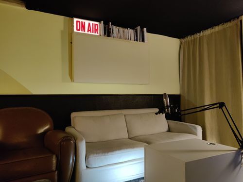 Studio Podcast Chaleureux et Inspirant à Saint-Ouen-Sur-Seine, 93400